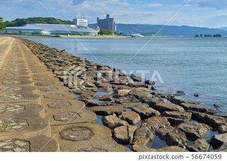 從島根縣松江市的shiragata公園岸邊看島根美術館和新島的方向 照片素材 圖片 圖庫