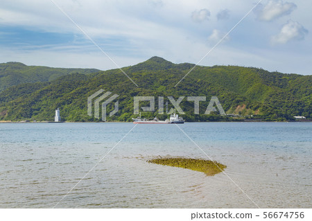 在被採取的公共汽車站附近的海景 在被採取的公共汽車站附近的海景 56674756