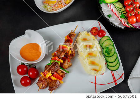 Grilled skewers and mashed potatoes Grilled skewers and mashed potatoes 56678501