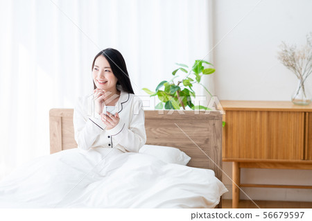 A young lady (a smartphone) 56679597