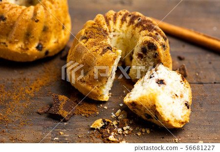Mini kuglof pastry with cinnamon and apple Mini kuglof pastry with cinnamon and apple 56681227
