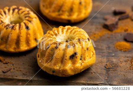 Mini kuglof pastry with cinnamon and apple Mini kuglof pastry with cinnamon and apple 56681228