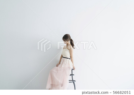 Women in the dress Women in the dress 56682051