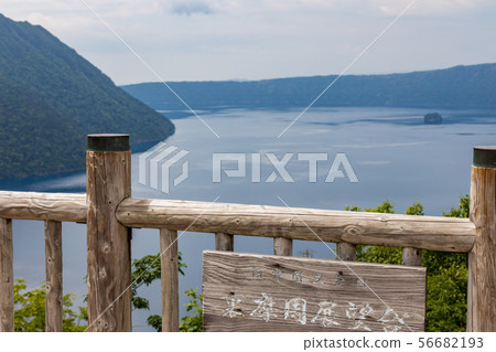 從後面的摩週觀景台看到的摩週湖 從後面的摩週觀景台看到的摩週湖 56682193