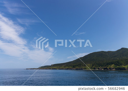 從遊船(北海道)看夏天的知床半島 從遊船(北海道)看夏天的知床半島 56682946