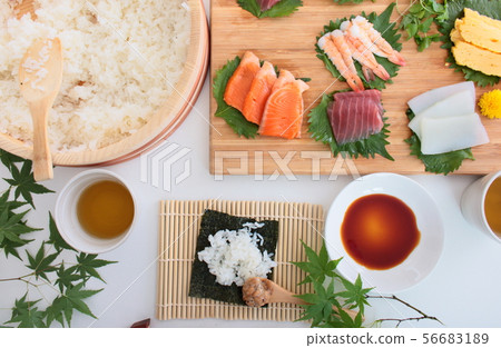 Hand rolled sushi 56683189