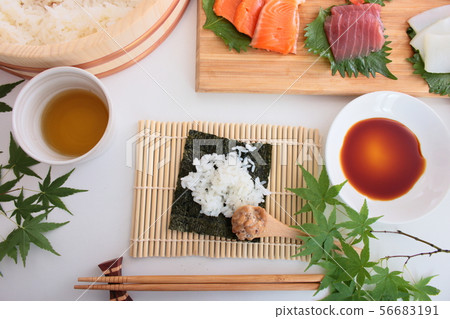 Hand rolled sushi 56683191