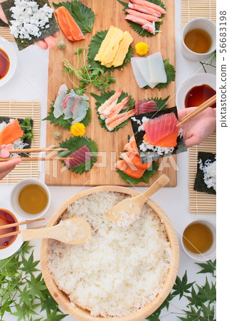 Hand rolled sushi 56683198