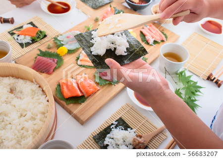 Hand rolled sushi 56683207