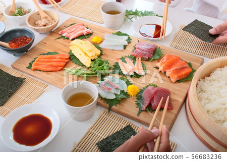 Hand rolled sushi 56683236