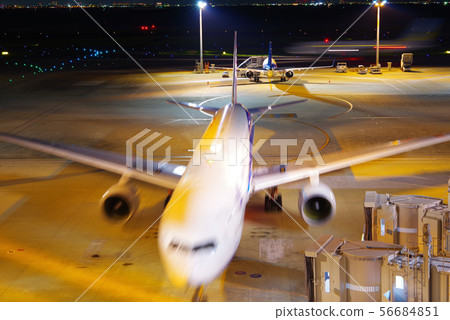 羽田機場2號航站樓的夜景 羽田機場2號航站樓的夜景 56684851