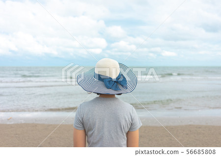 Asian young woman standing facing the sea. Feeling Asian young woman standing facing the sea. Feeling 56685808