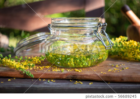 Preparation of tincture from fresh agrimony 56689245