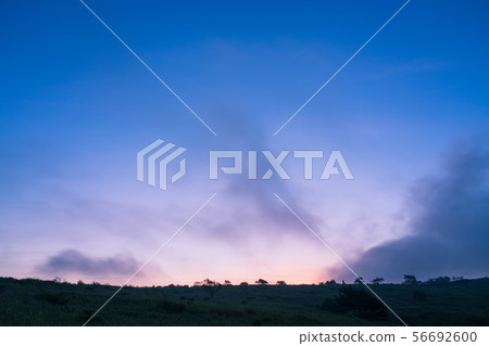 Takabotchi Plateau：Dawn Shiojiri City 56692600
