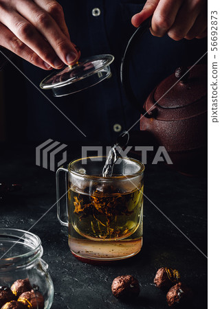 Steeping red tea in glass mug 56692873