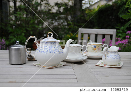 在木甲板上的茶時間戶外生活茶時間 56693719