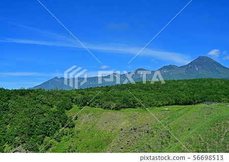 知床山脈的風景有從Furepe瀑布散步看的藍天背景@ Shiretoko,北海道 知床山脈的風景有從Furepe瀑布散步看的藍天背景@ Shiretoko,北海道 56698513