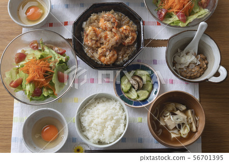 健康的餐桌 56701395