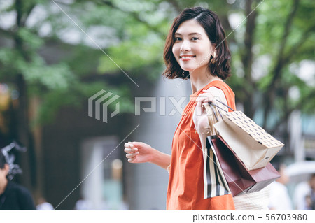 年輕女人購物 56703980