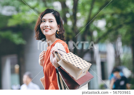 年輕女人購物 年輕女人購物 56703981