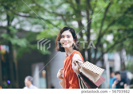 年輕女人購物 年輕女人購物 56703982