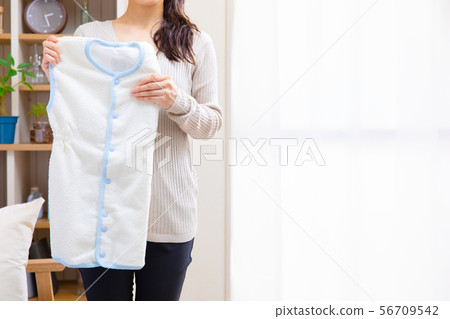 Woman with sleeper 56709542