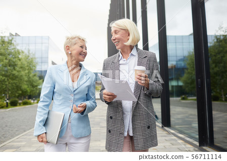 Two mature businesswomen in the city 56711114