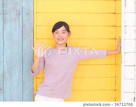 微笑女孩揮手 微笑女孩揮手 56712708