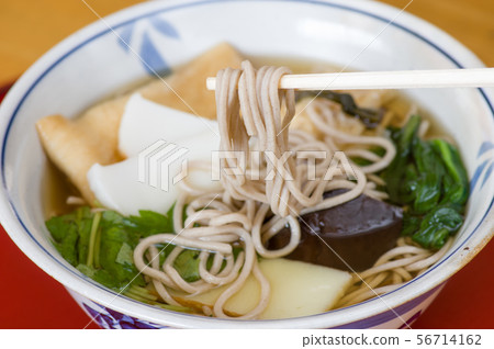 京都風格的尾巴蕎麥麵 京都風格的尾巴蕎麥麵 56714162