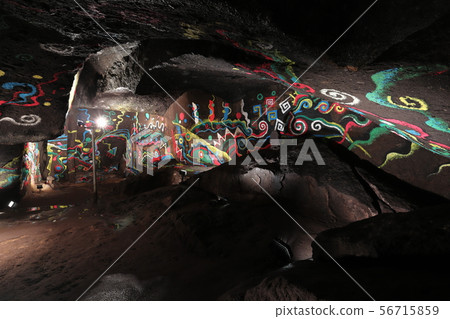 Bear attack hole inside Bear attack hole inside 56715859