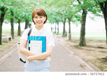 大學生在校園裡散步 大學生在校園裡散步 56717922