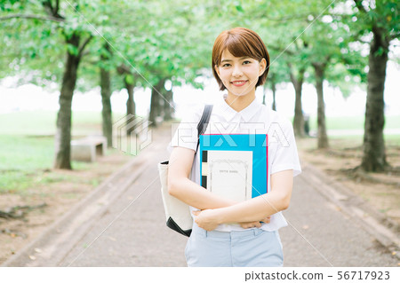 大學生在校園裡散步 大學生在校園裡散步 56717923