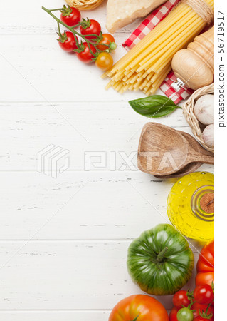 Pasta, tomatoes and herbs 56719517