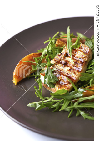 salad with halloumi and peaches 56721335