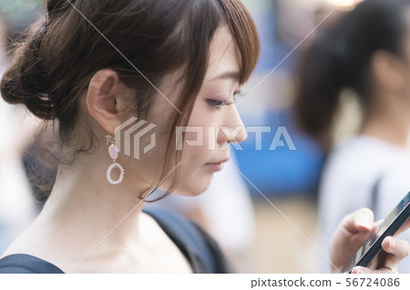 Shibuya Scramble Intersection A woman who operates a smartphone Shibuya Scramble Intersection A woman who operates a smartphone 56724086