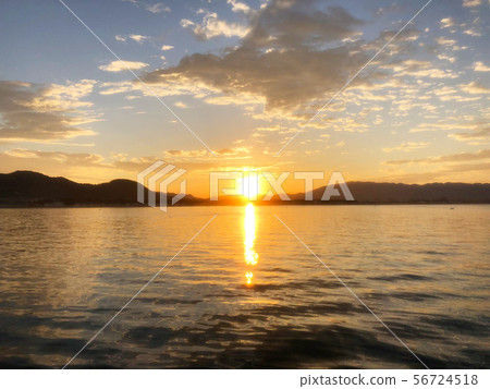 日出和大海 56724518