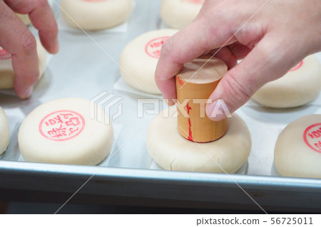Moon cake, pineapple cake, mung bean cake 56725011