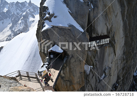 穿過Aiguille du Midi觀景台頂站和Chuo峰的走廊 56728718