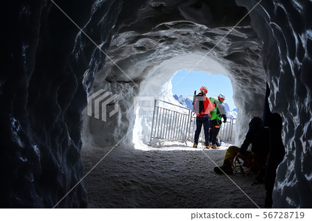從南針峰(Aiguille du Midi)天文台出發的勃朗峰(Mont Blanc) 從南針峰(Aiguille du Midi)天文台出發的勃朗峰(Mont Blanc) 56728719