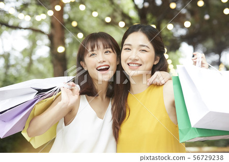 Women Shopping 56729238