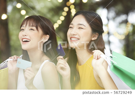 Women Shopping 56729249