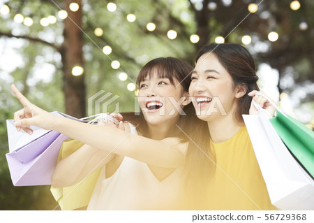 Women Shopping 56729368