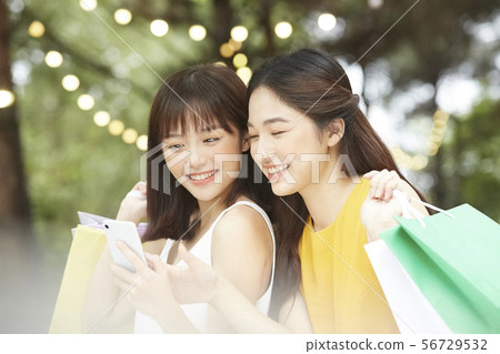 Women Shopping 56729532