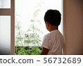 男孩在窗口 56732689