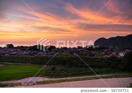 <鳥取縣>安靜的村莊和海邊的日落 56734751