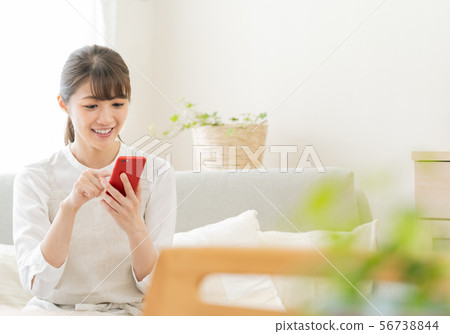 A woman watching a smartphone 56738844
