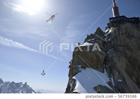 南針峰(Aiguille du Midi)天文台,物質運輸接近天文台正下方的施工現場,中央山頂有玻璃牆。 南針峰(Aiguille du Midi)天文台,物質運輸接近天文台正下方的施工現場,中央山頂有玻璃牆。 56739166