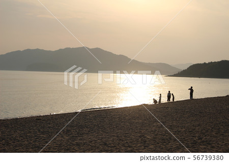 Family walks in the beautiful sunset sea Family walks in the beautiful sunset sea 56739380