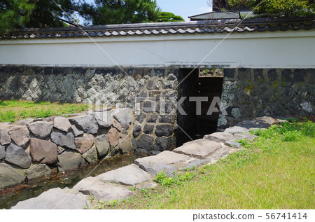 水路及其門將河水帶入武士住宅 56741414