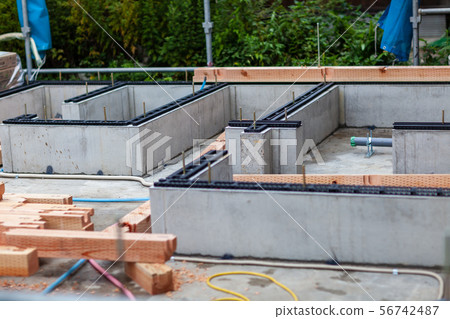新建的房屋建築工地 新建的房屋建築工地 56742487